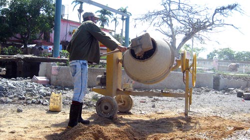 Reparacion de la pista en Chambas