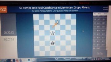 Jugada de ajedrez en un monitor