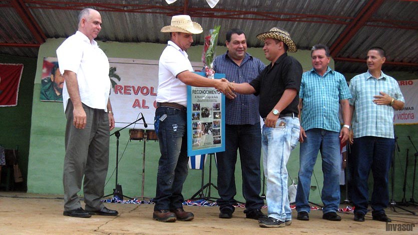 Dirigentes junto a los campesinos