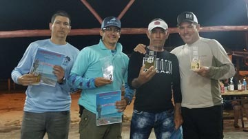 Ganadores con sus trofeos