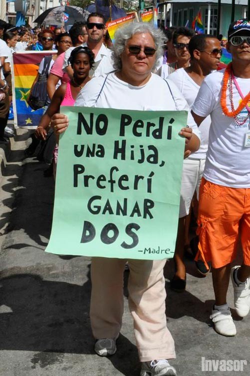 Hombre con cartel contra la homofobia