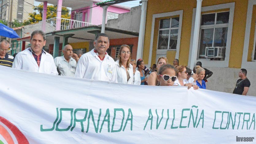Personas llevando cartel contra la homofobia