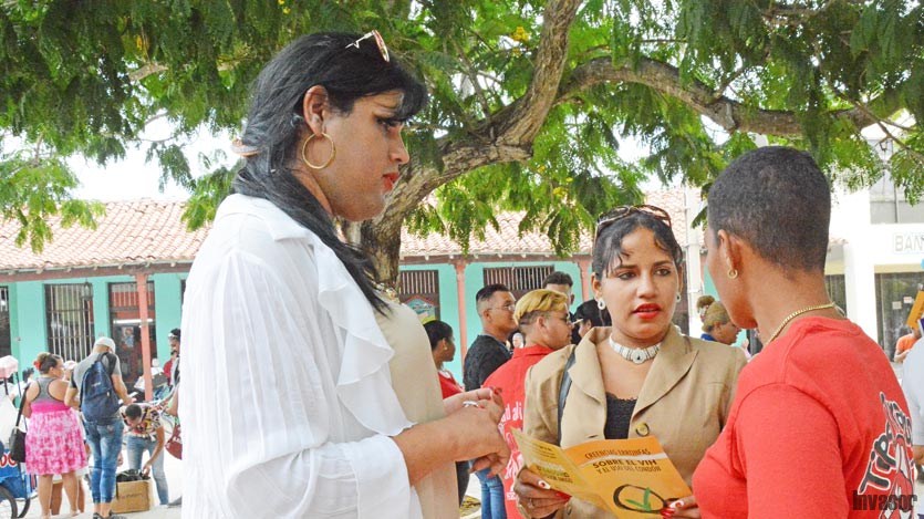 Doctora dialogando con los participantes en el desfile