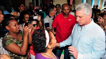 Díaz Canel con familiares de las víctimas del accidente