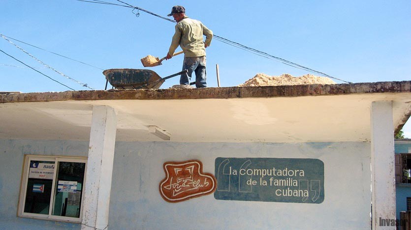 Hombres construyendo en el techo