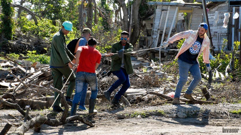 Jóvenes trabajando