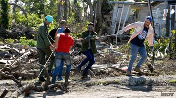 Jóvenes trabajando