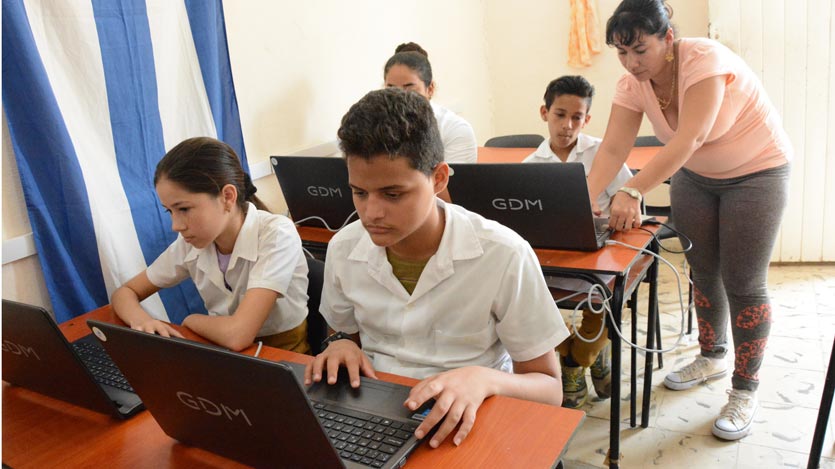 Estudiantes delante de la computadora