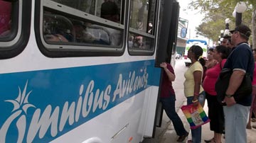 Personas subiendo a una guagua