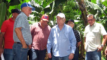 Machado Ventura junto a dirigentes avileños