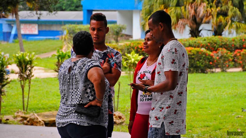 Familia conversando