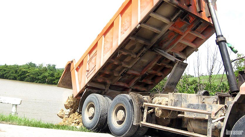 Camión volteando rocoso