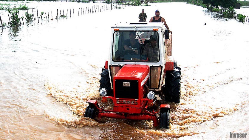 Tractor en el agua