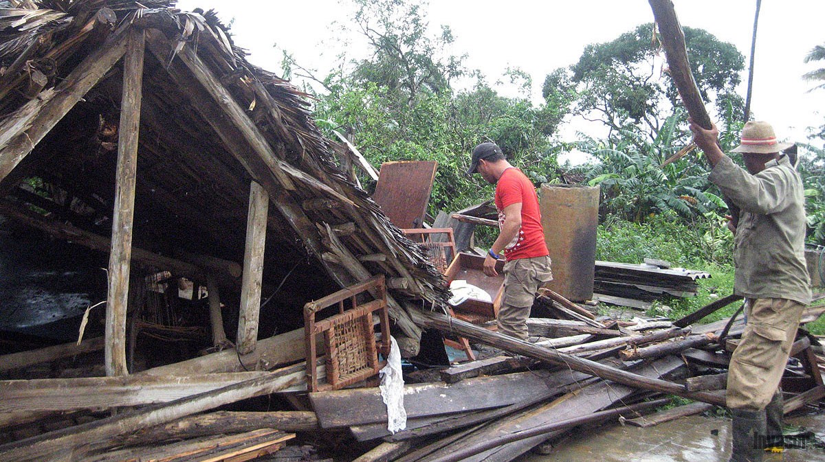 Hombres trabajando en casa derrumbada