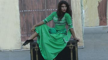 Mujer con vestido verde