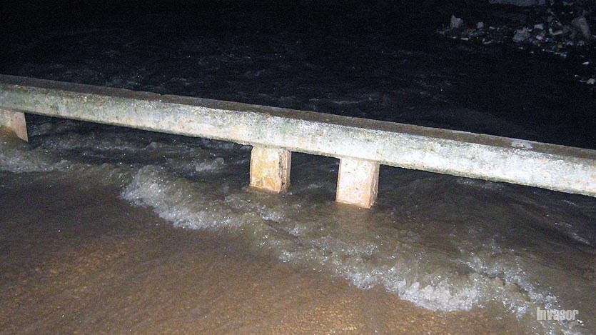 Puente inundado
