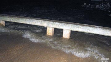 Puente inundado