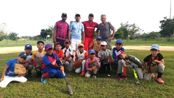 Niños y entrenadores de béisbol