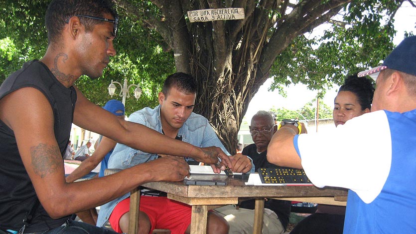 Personas jugando dominó