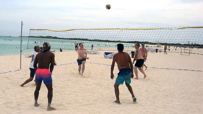 Personas jugando voli de playa