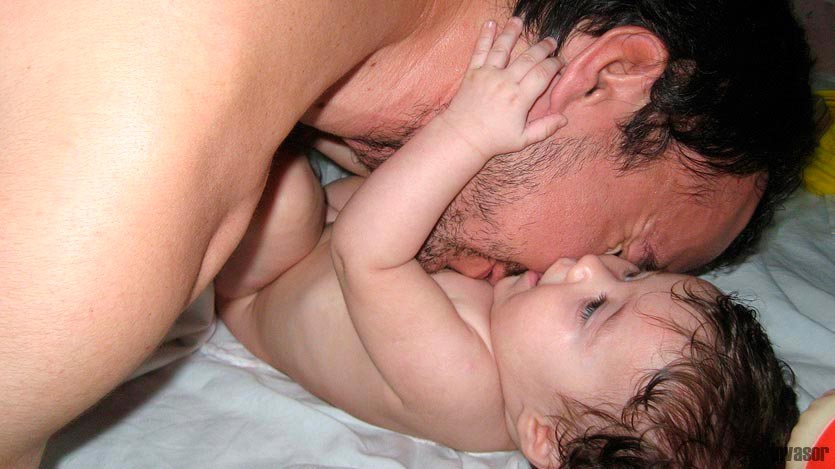 Padre abrazando y besando al bebé