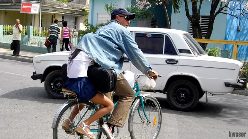 Padre e hija en bicicleta