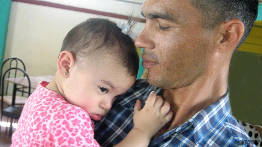 Padre acurrucando a su niña