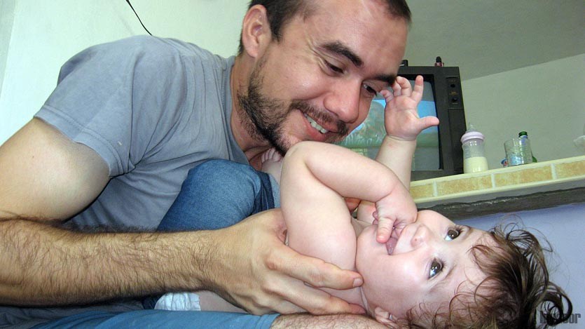 Padre con niña en las piernas