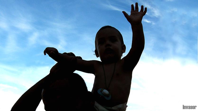 Padre y niño a contraluz