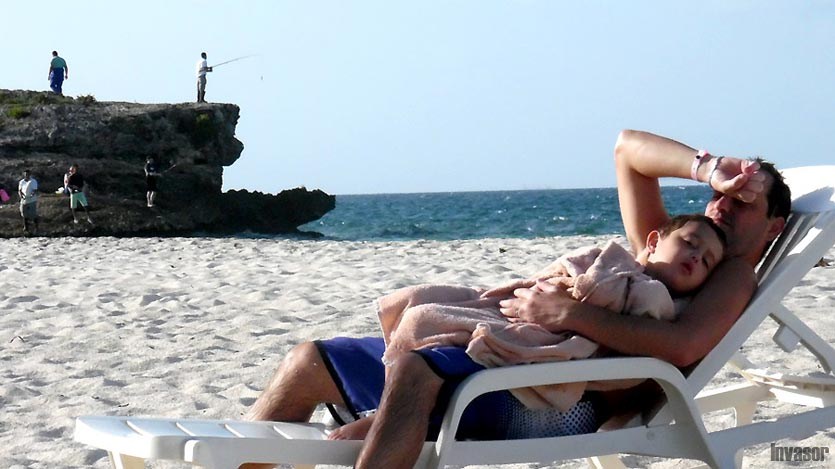 Padre e hijo en la playa