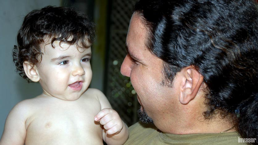 Pdre e hijo mirándose