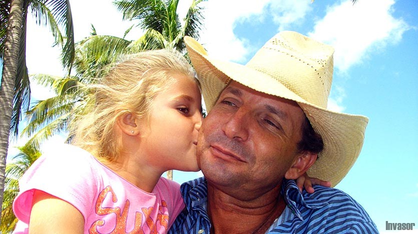 Padre campesino con niña