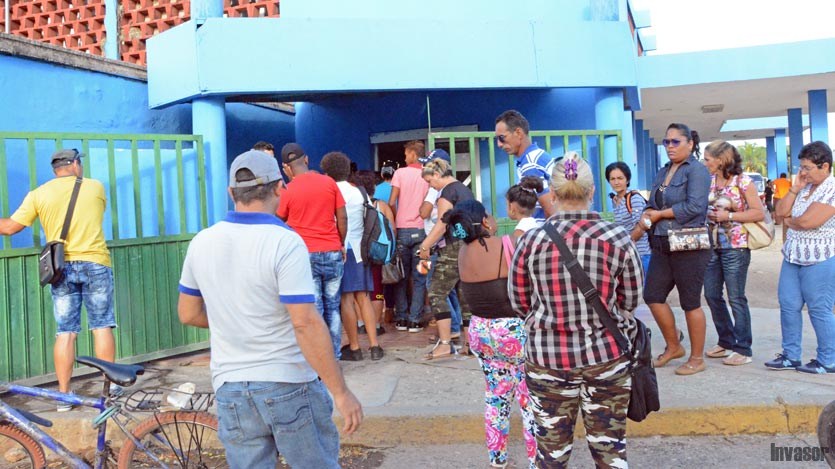 Cola en la taquilla de venta de la terminal