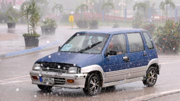 Carro bajo la lluvia