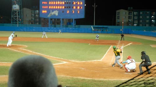 Persona mirando un partido béisbol