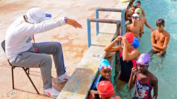 Profesor de natación con sus alumnos