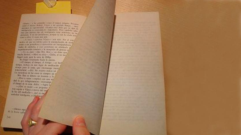 Persona pasando la página de un libro