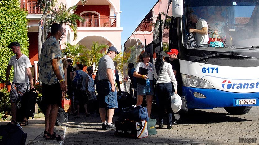 Turistas bajando de un ómnibus