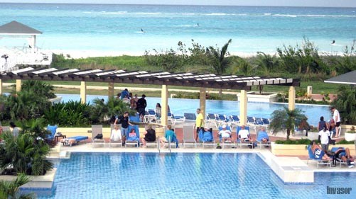 Piscina cerca del mar