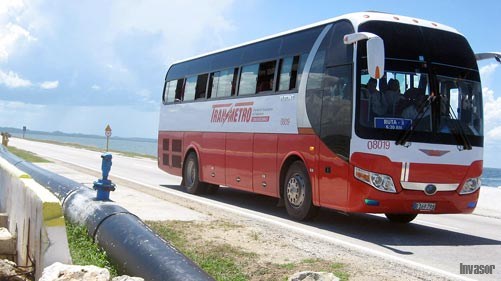 Omnibus pasando por el pedraplén