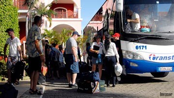 Turistas bajando de un ómnibus