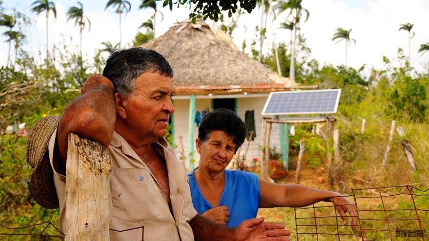 Campesinos que tienen paneles solares en su casa