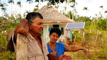 Campesinos que tienen paneles solares en su casa