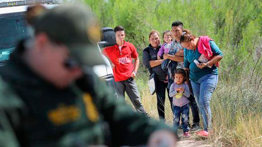 Personas en la frontera de Méjico