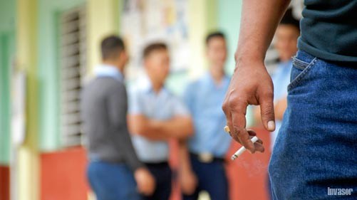 Alumno fumando en la escuela