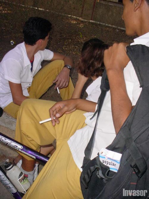 Jóvenes de secundaria fumando