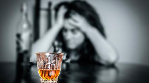 Mujer con alcohol