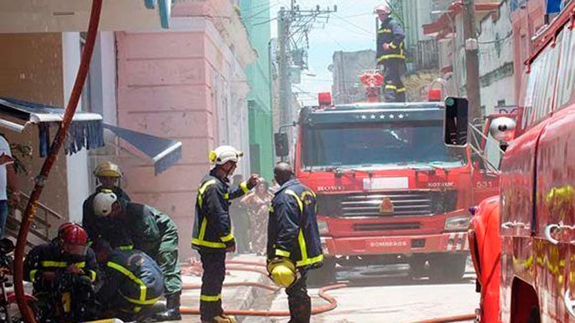 Bomberos apagando el incendio