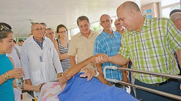 Ministro de Salud con pacientes