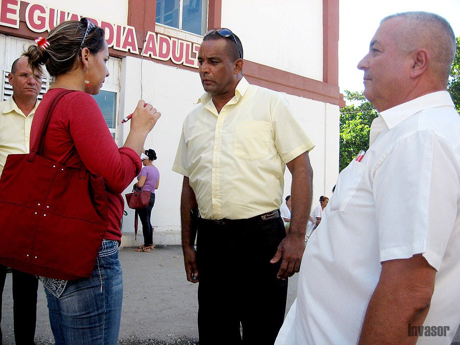 Hombres conversan con la periodista
